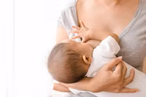 Mẹ F0 cho con bú: BS hướng dẫn cách tránh lây virus cho trẻ