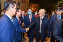 Tổng Bí thư, Chủ tịch nước Nguyễn Phú Trọng chúc Tết nhân dân bên Hồ Gươm