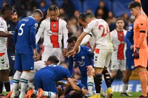 Sốc đội trưởng Chelsea bị đá vào đầu, bất tỉnh trên sân