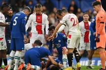 Sốc đội trưởng Chelsea bị đá vào đầu, bất tỉnh trên sân