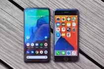 Mua điện thoại màn hình lớn cho bố mẹ, chọn iPhone hay Android?