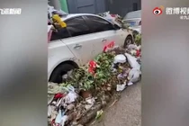 Chủ ô tô nghênh ngang đậu xe giữa đường, cả xóm hợp sức trừng trị