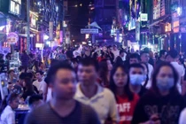 Phố đi bộ Bùi Viện kín người khi vũ trường, quán bar mở cửa trở lại
