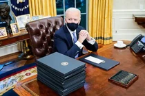 Ông Joe Biden ký 17 sắc lệnh, đảo ngược chính sách của Donald Trump