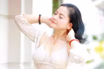 Ngỡ ngàng nhan sắc tuổi 52 của NSND Thu Quế