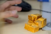 Giá vàng hôm nay 26/10: USD lao dốc, vàng bật tăng