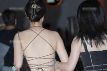 Người đẹp khoe lưng trắng như phát sáng với chiếc áo giăng tơ