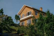 Ngôi nhà ở phố núi, lấp ló sau những rặng tùng xanh