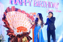 Sao nam tặng vợ quà siêu khủng là 89 cuốn sổ đỏ