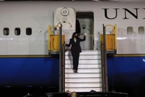 Phó Tổng thống Mỹ Kamala Harris tới Nội Bài sau 3 giờ trì hoãn