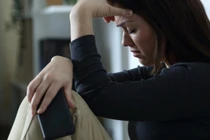 Chồng mua đồ cho cháu không tiếc tay nhưng lại chi li với con