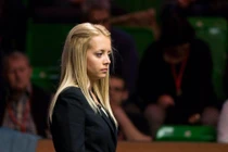 Chân dung nữ trọng tài billiard quyến rũ