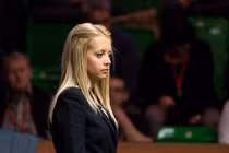 Chân dung nữ trọng tài billiard quyến rũ