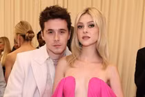 Chiếc váy khiến mối quan hệ giữa Victoria Beckham và con dâu rạn nứt