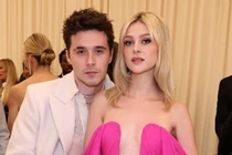 Chiếc váy khiến mối quan hệ giữa Victoria Beckham và con dâu rạn nứt