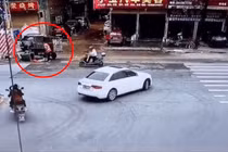 Video: Hai ôtô va chạm, người phụ nữ thoát chết trong gang tấc