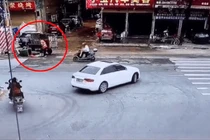 Video: Hai ôtô va chạm, người phụ nữ thoát chết trong gang tấc
