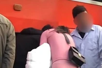 Mặc bộ đồ ngủ bó sát ở bến xe, người phụ nữ gây tranh cãi