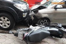 Hà Nội: Ô tô đi ngược chiều, đâm 2 người nguy kịch