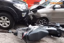 Hà Nội: Ô tô đi ngược chiều, đâm 2 người nguy kịch