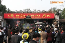 Dòng người nườm nượp đổ về đền Trần trước giờ khai ấn