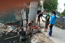Khách Tây lội mương dọn rác ở Thủ đô, chính quyền nói gì?