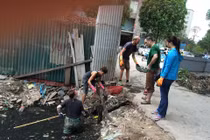 Khách Tây lội mương dọn rác ở Thủ đô, chính quyền nói gì?