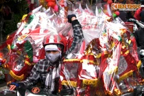 Người dân Hà Nội đội mưa rét sắm lễ cúng “ông Táo“