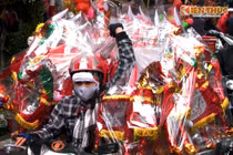 Người dân Hà Nội đội mưa rét sắm lễ cúng “ông Táo“