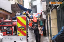 Hà Nội: Nhà 3 tầng cháy lớn trên phố Khương Trung