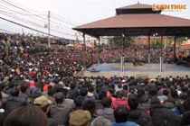 Hàng nghìn người đội mưa rét xem đấu vật tại Hà Nội