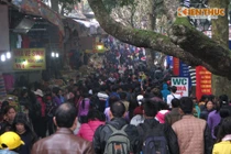 Mùng ba Tết: Người dân nô nức trẩy hội chùa Hương sớm