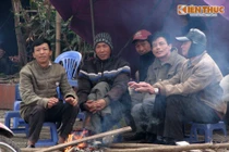 Lạnh 10 độ C, người Hà Nội co ro đốt lửa sưởi ấm