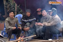 Lạnh 10 độ C, người Hà Nội co ro đốt lửa sưởi ấm