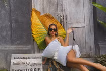 Minh Tú tranh cãi với chủ villa để đòi lại tiền thuê nhà vì kém chất lượng