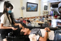 Dân Thủ đô nô nức đi ăn phở, cắt tóc như “mở hội“