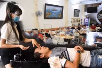 Dân Thủ đô nô nức đi ăn phở, cắt tóc như “mở hội“