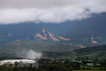 Quảng Trị: Núi Tà Bang nứt dài 200m, di dời khẩn cấp 165 người dân