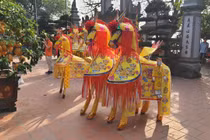 Choáng váng với đàn ngựa "khủng" bủa vây đền quan Hoàng Mười 