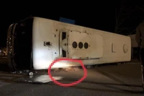 Quặn lòng đang đi xe máy "nhắm mắt" lại đã nằm dưới thùng ô tô