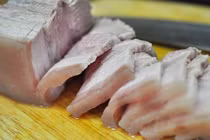 Hãy ném ngay miếng thịt thế này, kẻo rước họa cho cả nhà 