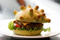 Chiếc bánh “corona” độc lạ của ông chủ trẻ tuổi người Việt, báo Mỹ khen hết lời