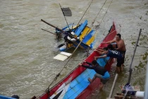 13 công nhân mắc kẹt giữa sông ở Quảng Ngãi được giải cứu