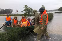 Cảm động hình ảnh công an, bộ đội dầm mình trong lũ dữ cứu người