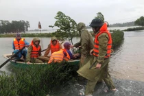 Cảm động hình ảnh công an, bộ đội dầm mình trong lũ dữ cứu người