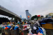 Rác lại ngập đường phố Hà Nội vì dân chặn bãi rác Nam Sơn