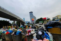 Rác lại ngập đường phố Hà Nội vì dân chặn bãi rác Nam Sơn