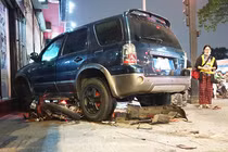 Ô tô tông liên hoàn, cuốn hai xe máy vào gầm ở Gò Vấp