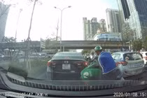 Tài xế GrabBike bất tỉnh khi dừng đèn đỏ