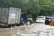 Hà Nội mưa lớn, đường lênh láng nước, Đại lộ Thăng Long ùn ứ